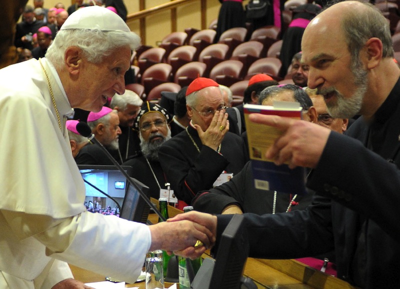 Der Papst erhält Bücher zum Thema Christenverfolgung (© Osservatore Romano)