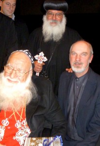 (von links) Leibwächter, Patriarch Igantius Zakka I., Erzbischof Aydin, Schirrmacher
