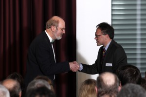 Thomas Schirrmacher dankt Rüdiger Most als Vertreter der Bezirksregierung