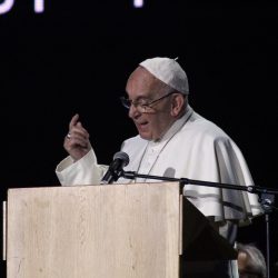 Papst Franziskus mit seiner vielleicht typischsten Geste