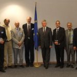 Mit den Vertretern der koptischen Gemeinschaften aus sechs europäischen Ländern im EU-Parlament – rechts von der Fahne der Vorsitzende des Menschenrechtsausschusses