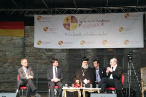 Podiumsdiskussion, von links: Prof. Heribert Hirte MdB, Diözesanratsvorsitzender Dr. Scharbil Raid Gharib (Moderator), Patriarch Ignatius Aphrem II., Übersetzer, Thomas Schirrmacher