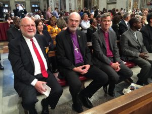 Drei drei evangelischen „brüderlichen Delegierten“ bei der Eröffnungsmesse der Vatikansynode: Baptistisch, evangelikal, anglikanisch. (© Thomas Schirrmacher)