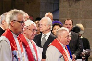 Bischof Younan, Papst Franziskus und Pfr. Junge passieren beim Einzug den schwedischen König