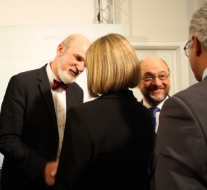 Schirrmacher congratulates Federica Mogherini. To the right: Martin Schulz in conversation with Ashok Sridharan (Lord Mayor of the City of Bonn)