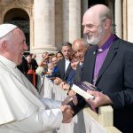The Pope shows his gratitude for the first copy of “Coffee Breaks” © L’Osservatore Romano (Photo 305824_28092016)