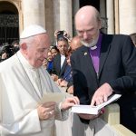 The Pope reads the dedication of “Coffee Breaks” © L’Osservatore Romano (Photo 305837_28092016)