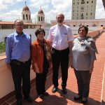 Mit der Leiterin des Amtes für religiöse Angelegenheiten des Zentralkomitees der Kommunistischen Partei Kubas (in oranger Jacke) und zwei ihrer Mitarbeiter