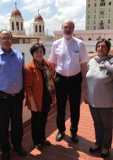 Mit der Leiterin des Amtes für religiöse Angelegenheiten des Zentralkomitees der Kommunistischen Partei Kubas (in oranger Jacke) und zwei ihrer Mitarbeiter