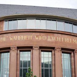 Das Motto am Hauptgebäude der Universität Freiburg, das Jesus-Wort: „Die Wahrheit wird euch frei machen“ © BQ / Warnecke