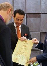 Der Präsident von Albanien wird von Thomas Schirrmacher zum lebenslangen Mitglied der Königlichen Akademie der Wissenschaften ernannt, daneben HIRH Prinz Gharios El Chemor von Ghassan Al-Numan VIII und Sheikh Selim El Chemor.
