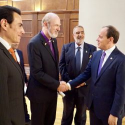 Der Präsident von Albanien dankt für die Ernennung zum lebenslangen Mitglied der Königlichen Akademie der Wissenschaften ernannt, daneben HIRH Prinz Gharios El Chemor von Ghassan Al-Numan VIII und Sheikh Selim El Chemor.