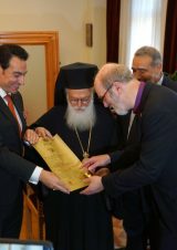 Thomas Schirrmacher reads the text of the certificate of the Royal Academy to Archbishop Anastasios © BQ/Warnecke