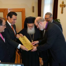 Thomas Schirrmacher reads the text of the certificate of the Royal Academy to Archbishop Anastasios © BQ/Warnecke