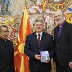 Die Bischöfe Tendero und Schirrmacher überreichen dem mazedonischen Präsidenten Ivanov das Buch über Religionsfreiheit © BQ / Warnecke