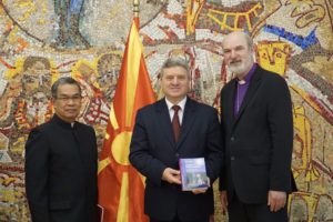 Die Bischöfe Tendero und Schirrmacher überreichen dem mazedonischen Präsidenten Ivanov das Buch über Religionsfreiheit © BQ / Warnecke