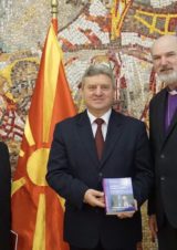 Bishops Tendero and Schirrmacher presenting the book on religious freedom to Macedonian President Ivanov © BQ / Warnecke