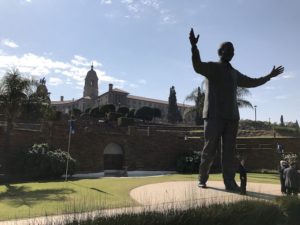Mandelastatue vor dem südafrikanischen Sitz von Präsident und Regierung