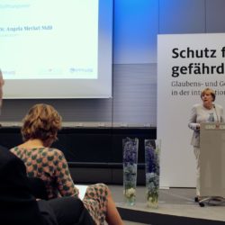 Bundeskanzlerin Angela Merkel bei ihrer Rede zur Religionsfreiheit (mein Kopf von hinten) 2017