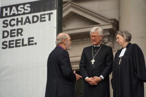 In discussion with the Presiding Bishop of the Protestant Churches in Germany and the Bishop for ecumenical Relations in front of the Berlin Cathedral © BQ/Warnecke