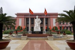 Das Hauptgebäude der Universität ‚Nationale Akademie für Politik‘ mit der Ho Chi Minh Statue © IIRF/Martin Warnecke