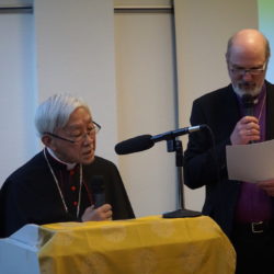 Cardinal Joseph Zen Ze-kiun during his acceptance speech, Bishop Thomas Schirrmacher as translator © BQ/Warnecke