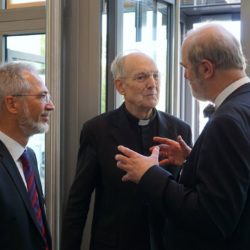 Christof Sauer und Thomas Schirrmacher im Gespräch mit Prälat Prof. Dr. Helmut Moll © Martin Warnecke/IIRF