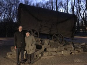 Thomas Schirrmacher with the founding president of the Ukrainian section of the ISHR, Andrej Suchorkow, in front the monument for the murdered Roma people in “Babi Yar” © BQ/Warnecke
