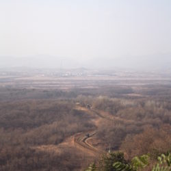 Der Grenzstreifen zwischen Nord- und Südkorea von einem UN-Aussichtsturm aus, mit Blick auf die nordkoreanische Propagandastadt mit Fahnenmast im Hintergrund © BQ/Warnecke