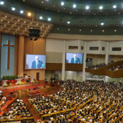 Thomas Schirrmacher preaching in the world’s largest church congregation, the Yoido Full Gospel Church, with an audience of 20,000 in the church ans estimated hundreds of thousands in all Asia © BQ/Warnecke