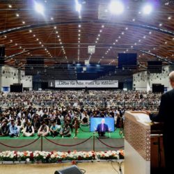 Ansprache vor 40.000 Teilnehmern der Ahmadiyya Jalsa Salana in Karlsruhe, dem Jahrestreffen der Muslim Jamaat Deutschland, kurz vor der Ansprache ihres Oberhauptes, Kalif Mirza Masrur Ahmad