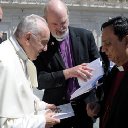 The Bishops Howell and Schirrmacher handing over the two books by the Global Christian Forum to Pope Francis © Osservatore Romano 242459_27062018.jpg