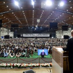 Speech to 40.000 participants of the Ahmadiyya Jalsa Salana in Karlsruhe just before the lecture of their spiritual leader, Kalif Mirza Masrur Ahmad © BQ/Warnecke