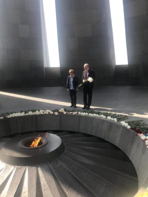Thomas und Christine Schirrmacher im armenischen Völkermorddenkmal Zizernakaberd in Jerewan © BQ/Schirrmacher
