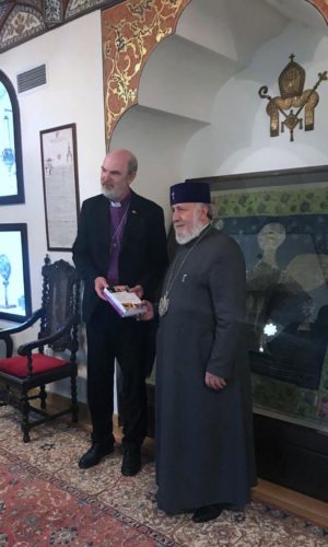 Thomas Schirrmacher hands over a book of the Global Christian Forum to the Armenian Catholicos Karekin II © BQ/Schirrmacher