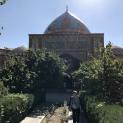 Christine Schirrmacher vor der einzigen Moschee in Jerewan, einem alten persischen Bau, der mit Hilfe des befreundeten Nachbarstaates Iran wiederaufgebaut wurde © BQ/Schirrmacher