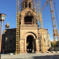Die Kathedrale der Armenisch-Apostolischen Kirche (“Mother Cathedral of Holy Etchmiadzin”), erbaut 301–303, neben dem Sitz des Katholikos in Vagharshapat © BQ/Schirrmacher