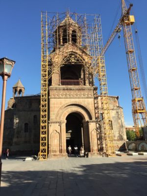 Die Kathedrale der Armenisch-Apostolischen Kirche (“Mother Cathedral of Holy Etchmiadzin”), erbaut 301–303, neben dem Sitz des Katholikos in Vagharshapat © BQ/Schirrmacher 