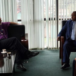Thomas Schirrmacher im Gespräch mit dem Vorsitzenden der Evangelischen Allianz in Äthiopien, Pastor Tsadiku Abdo © BQ/Schirrmacher