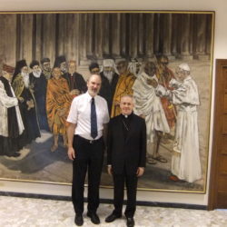 Mit Kardinal Tauran in der Eingangshalle des Päpstlichen Rates für den Dialog mit den Religionen (2009) © BQ/Warnecke