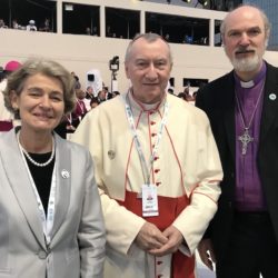 In Abu Dhabi mit der früheren Generaldirektorin der UNESCO, Irina Georgiewa Bokowa aus Bulgaria, und Pietro Kardinal Parolin, dem Premierminister („Kardinalstaatssekretär“) des Vatikan.