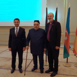 From right to left: Thomas Schirrmacher, Grand Sheik Sheikh-ul-Islam Allahshukur Pashazade, Ramin Hasanov, Ambassador of Azerbaijan in Berlin © BQ/Warnecke