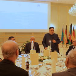 Table of honour with Grand Sheikh Sheikh-ul-Islam Allahshukur Pashazade, to the left of Schirrmacher Aiman Mazyek and Mohamed Moncef Marzouki, former President of Tunisia © BQ/Warnecke