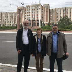 Die Schirrmachers und ihr Gastgeber vor dem Parlament in Tiraspol © privat