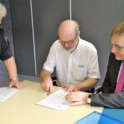 Dr. Thomas Schirrmacher (neben dem Notar) unterzeichnet die Satzung (stehend: Manfred Kohl) © Re-Forma/van Rensburg