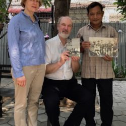Norng Chan Pal mit Christine und Thomas Schirrmacher, dem Foto seiner Familie und dem signierten Buch über seine Lebensgeschichte © BQ/Schirrmacher