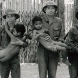 Vietnamese soldiers deliver Norng Chan Phal and his little brother (Documentation Center of Cambodia) © BQ/Schirrmacher