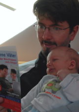 A real snapshot: A father reading the German version with his child © BQ/Martin Zeindl