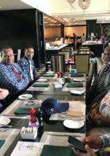 Arbeitsfrühstück von Thomas Schirrmacher mit dem Premierminister von Papua Neuguinea, James Marape (2. v. r.), und dem Vorstand der Evangelischen Allianz von Papua Neuguinea © BQ/Thomas Schirrmacher