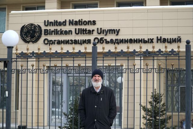 Thomas Schirrmacher vor der UN-Vertretung in Nur-Sultan, Kasachstan © BQ/Martin Warnecke